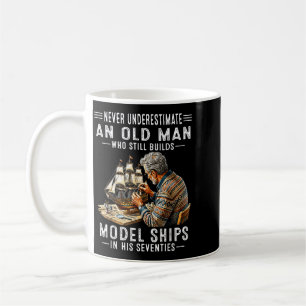 Mug Sous-estimer un vieil homme qui construit des maqu