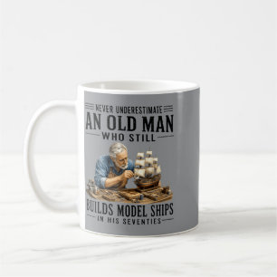 Mug Sous-estimer un vieil homme qui construit des maqu