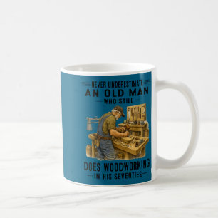 Mug Sous-estimer un vieil homme qui fait de la menuise