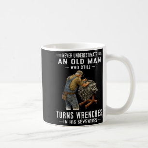 Mug Sous-estimer un vieil homme qui tourne les clés 