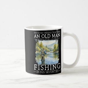 Mug Sous-estimer un vieil homme qui va à la pêche