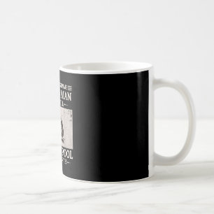 Mug Sous-estimer un vieil homme tire au billard dans l