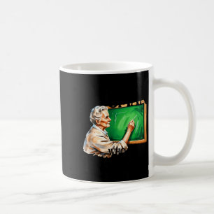 Mug Sous-estimer une femme qui enseigne à plus de soix