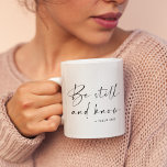 Mug Soyez calme et connaissez<br><div class="desc">Soyez calme et sachez que je suis Dieu, citation religieuse inspirante du Psaume 46:10. Couleur de texte personnalisable.</div>