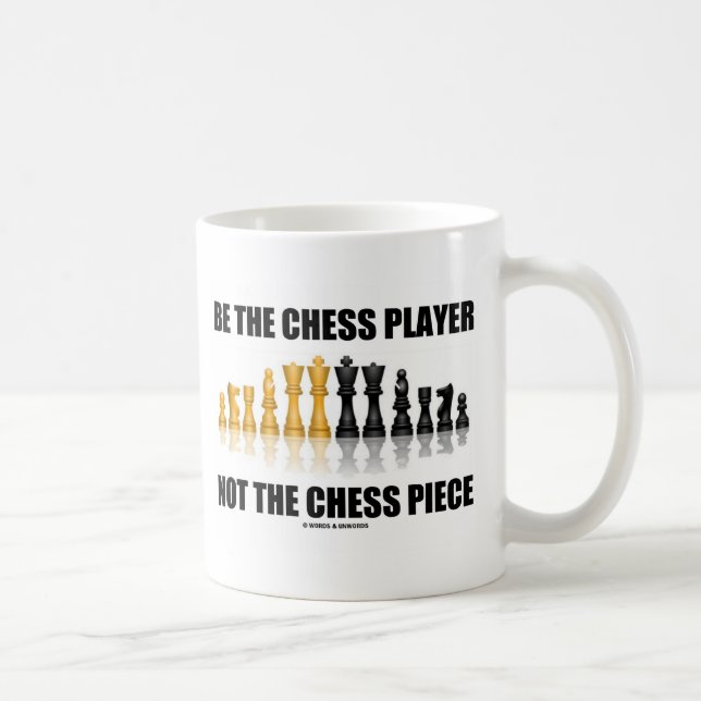 Mug Soyez le joueur d'échecs et non la pièce d'échecs (Droite)