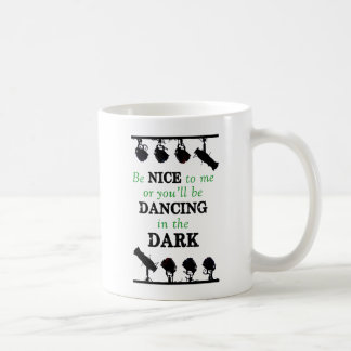 Mug Soyez Nice à moi ou vous danserez dans l'obscurité