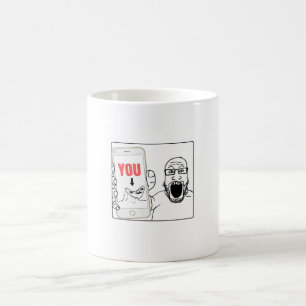 Mug Soyjak montre son mème téléphonique