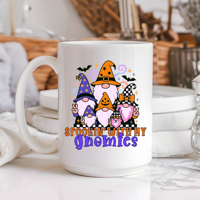 Mug Spookin’ Avec Mes Gnomies : Amis Rétro Halloween (Get festive with spookin' with my gnomies — a Halloween friends design full of humor and charm.)