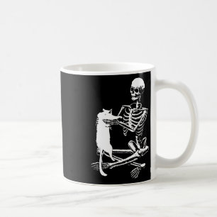 Mug Squelette tenant une chemise de chat Lazy Hallowee