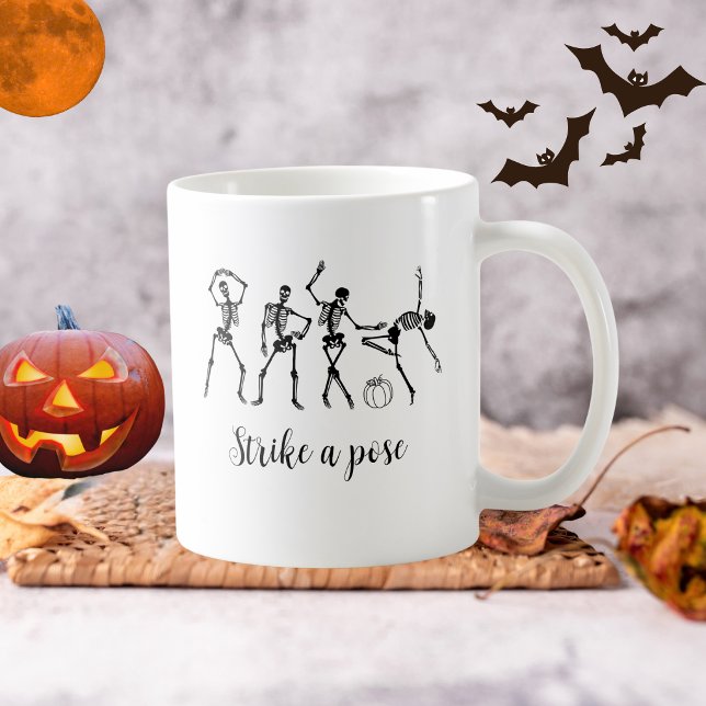Mug Squelettes drôles dansants d'Halloween qui frappen (Créateur téléchargé)