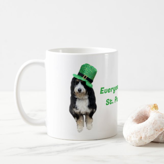 Mug St Paddy's Day Bernedoodle avec le casquette de la (Avec donut)