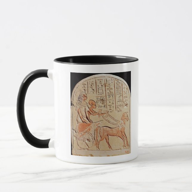 Mug Stela dépeignant un scribe conduisant un char (Gauche)