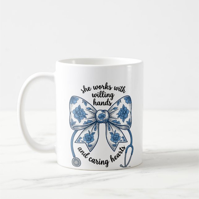 Mug Stéthoscope à nœud floral Infirmière Gravure Vinta (Gauche)