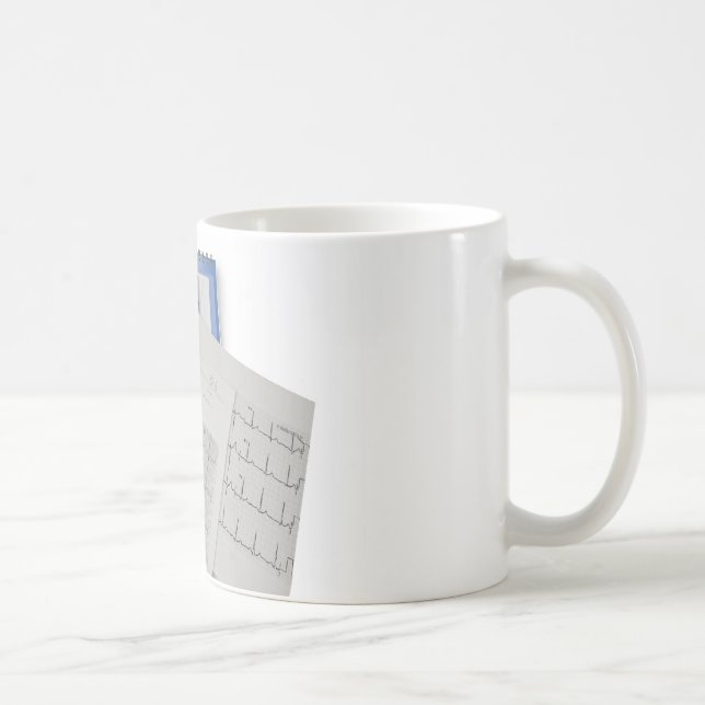 Mug stéthoscope médical sur des lectures du (Droite)