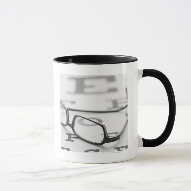 Mug Studio tiré des lunettes sur le diagramme d'oeil (Droite)