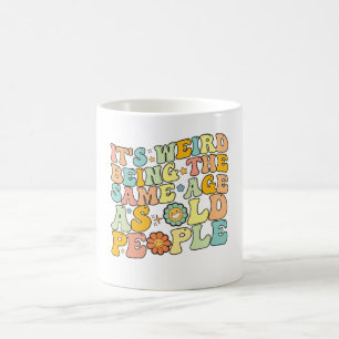 Mug Super C'est bizarre d'être le même âge que les per