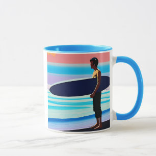 Mug Surfer debout sur une plage au coucher du soleil