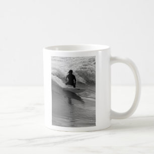 Mug Surfer En Niveaux De Gris Des Vagues
