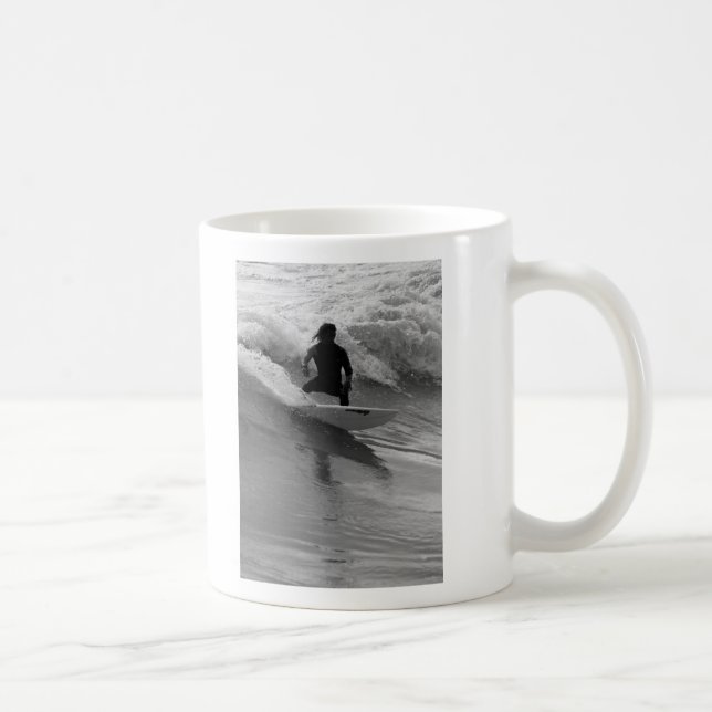 Mug Surfer En Niveaux De Gris Des Vagues (Droite)