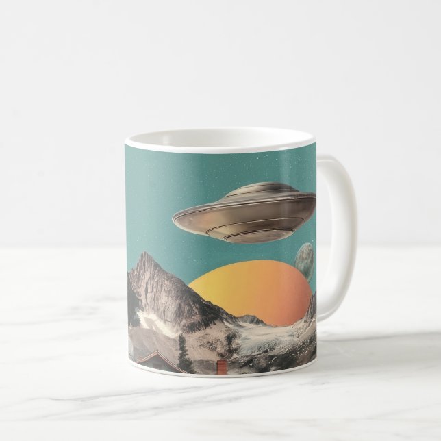 Mug Surreal UFO Over Rustic House (Devant droit)