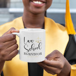 Mug Survivant de l'école de droit | Catégorie 2023<br><div class="desc">Tasse de diplômé de l'école de droit montrant les échelles de justice,  le drôle de dicton "survivant de l'école de droit",  et l'année de classe.</div>