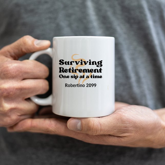 Mug Survivre à la retraite, une gorgée à la fois, c'es (Créateur téléchargé)