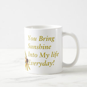 Mug Susans observé par noir, marguerites