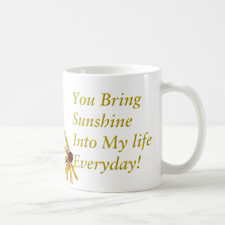 Mug Susans observé par noir, marguerites