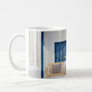 Mug Table en osier et deux chaises près de la piscine