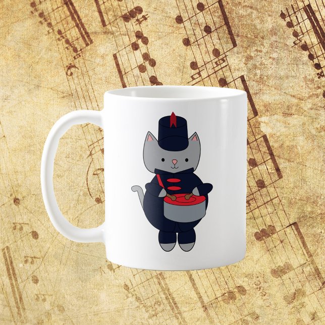 Mug Tambour Clair de Groupe de Majorettes Chat Navy Bl (A mug with a gray cat playing the snare drum in a red and navy blue marching band uniform.)