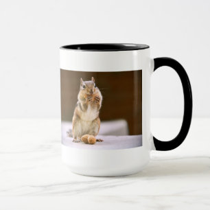 Mug Tamia mignonne mangeant une arachide