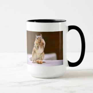Mug Tamia mignonne mangeant une arachide