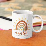 Mug Tante Nom personnalisé Boho Earth Tone arc-en-ciel<br><div class="desc">Le nom personnalisé Boho Earth Tone Rainbow Sun Auntie est un cadeau unique et élégant qui combine des éléments bohème et terreux avec un soleil arc-en-ciel vibrant. En plus du graphisme frappant, la tasse peut aussi être customisée avec votre propre nom et message ou noms de nièces et neveux, ce...</div>