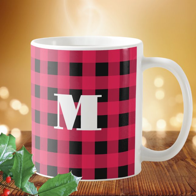 Mug Tartan de Buffalo Rouge Noir Monogramme Noël (A festive mug with red buffalo check pattern, with Merry Christmas one side, monogram the other side)