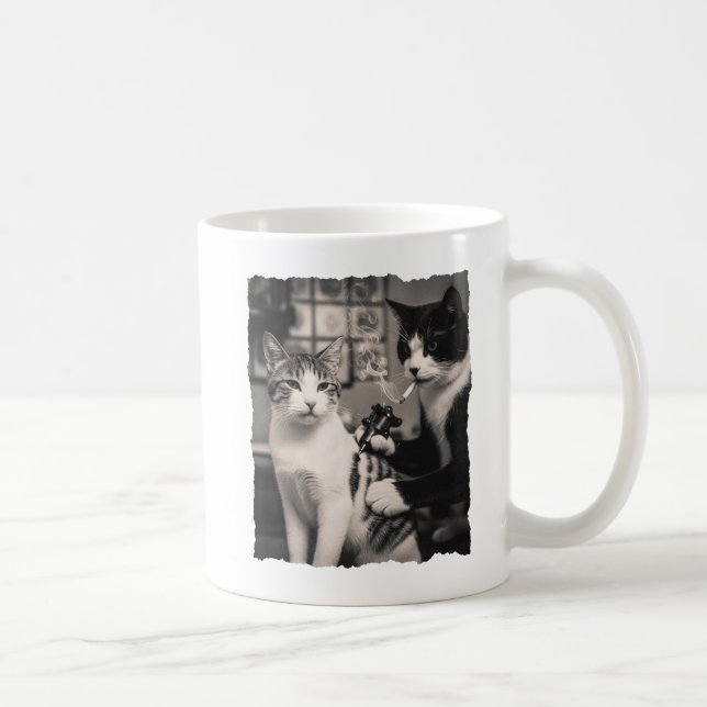 Mug Tatouage drôle Artiste Chat Fumant une Cigarette V (Droite)
