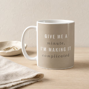 Mug Taupe Donnez-moi une minute, je complique les chos