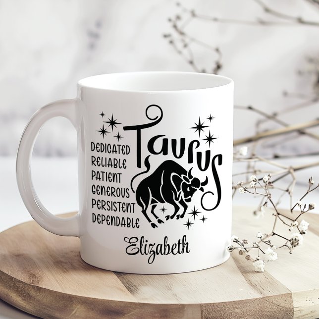 Mug Taurus Zodiac Horoscope Nom personnalisé (Taurus Zodiac Horoscope Custom Name Coffee Mug on a boho wooden kitchen table.)