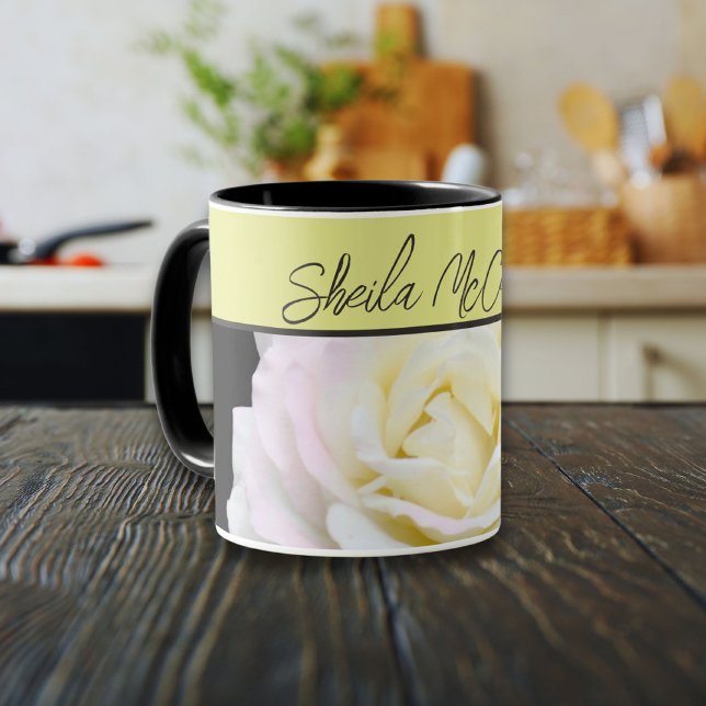 Mug Tea Rose Fleurs de la Fête du Jardin Photo (Garden Party Hybrid Tea Rose shares the spotlight with personalized name. Charlock pale green band.)