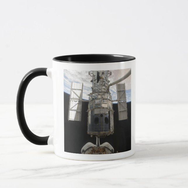 Mug Télescope spatial Hubble dans la baie de fret Atla (Gauche)