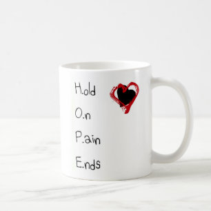 Mug Tenez sur des extrémités de douleur