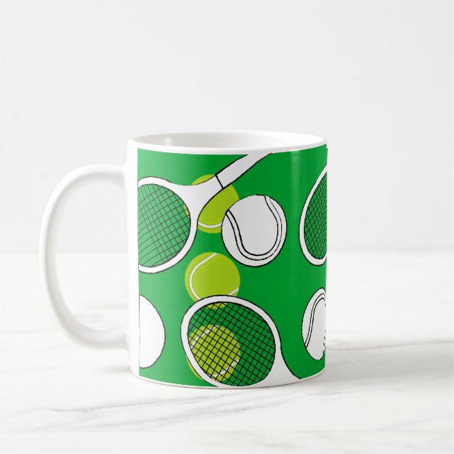 Mug Tennis ball et raquette noir blanc sur cour verte (Gauche)