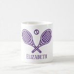 Mug Tennis Thème Purple Nom Monogramme<br><div class="desc">Les joueurs de tennis individuels et les équipes doubles adoreront ce thème de tennis conçu. Design moderne logo icône avec deux raquettes et une balle. Ajoutez votre nom pour créer un design customisé. Couleur violette. Parfait pour votre as de tennis préféré !</div>