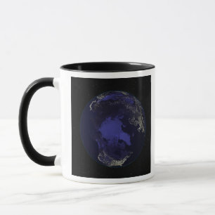 Mug Terre entière la nuit montrant les lumières de la 