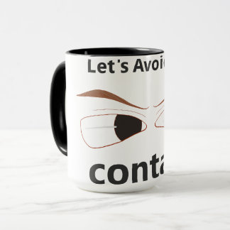 Mug texte dit d'éviter le contact oculaire avec un des