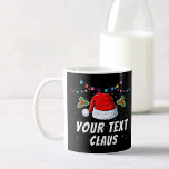 Mug Texte personnalisé Noël Noël Noël Noël Noël<br><div class="desc">Personnalisez facilement ce design amusant de chapeau de Père Noël avec votre propre texte personnalisé. Faites un set unique de jumelage pour la réunion de famille de vacances d'hiver!</div>