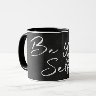 Mug texte « soyez votre selfie » sur un tableau noir à