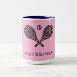 Mug Thème de tennis Monogramme Nom Entraîneur<br><div class="desc">Les entraîneurs de tennis adoreront ce tennis thématique conçu. Design moderne logo icône avec deux raquettes et une balle. Ajoutez votre nom ou le nom de votre entraîneur de tennis pour créer un design customisé. Grand comme une reconnaissance ou un cadeau de remerciement.</div>