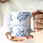 Mug Thème personnalisé de plage de tortue de mer<br><div class="desc">Apportez des vibes de plage à votre routine quotidienne avec ce cadeau personnalisé de tortue de mer, avec une étonnante aquarelle bleu créature marine. Inspirée par le style de vie côtier, cette tasse personnalisée présente une réplique de mon oeuvre d'origine peinte à la main sur la tortue de mer, dans...</div>
