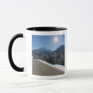 Mug Thrugh vide idyllique de route un paysage d'hiver,