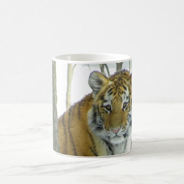 Mug Tigre CUB dans la neige jetant un coup d'oeil (Centre)